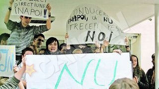 Elevii de la "Jean Monnet" au iesit la un protest in pauze: "Oana - exmatriculata, directoarea - preferata!"