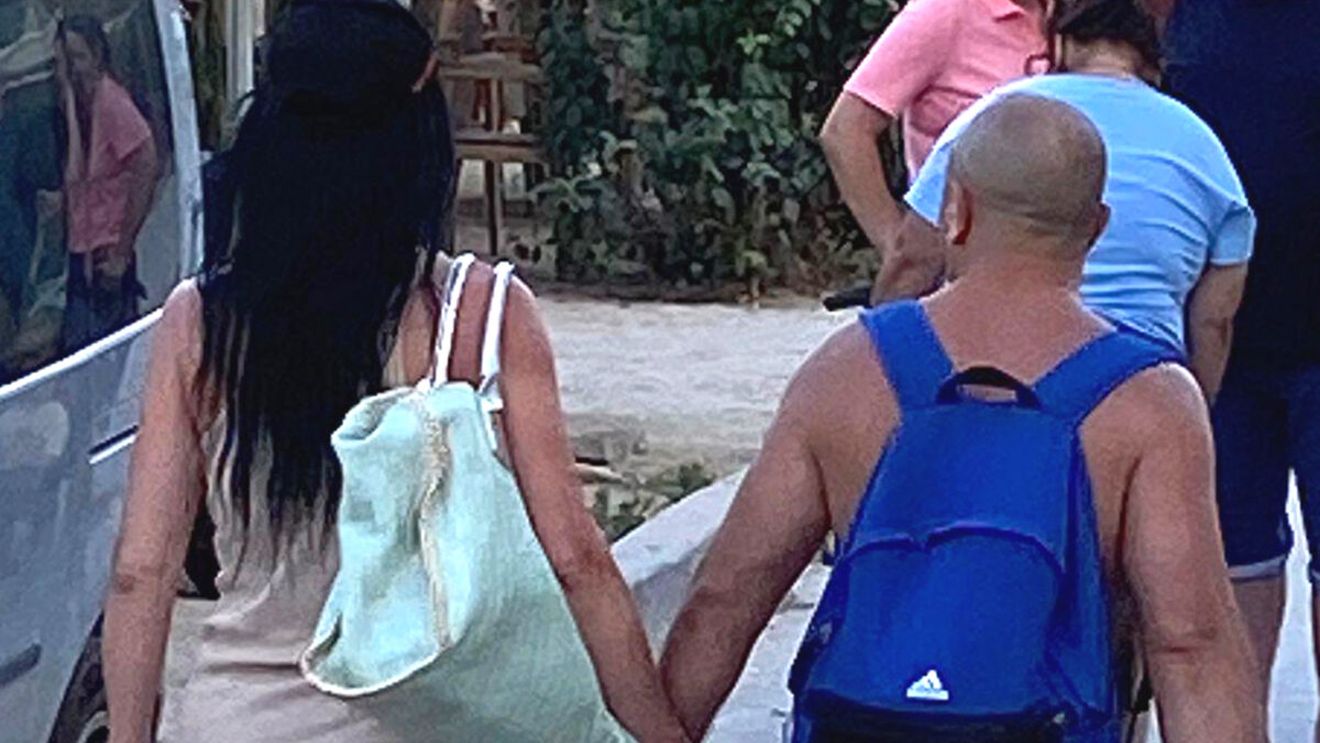 Jos textila! Ireal cum a apărut îmbrăcată (vorba vine) această turistă, pe o stradă din Vama Veche