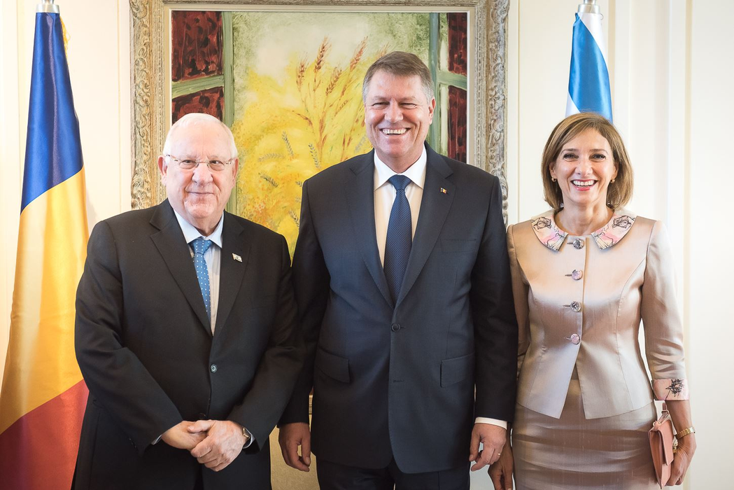 Nu o recunoști! Cum arăta Carmen Iohannis în tinereţe! În copilărie, Prima Doamnă a luat lecții de balet și de pian