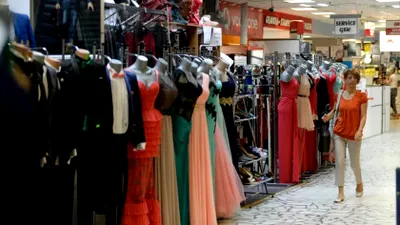 De ce nu este recomandat să porți haine noi fără să le speli. Avertismentul specialiștilor