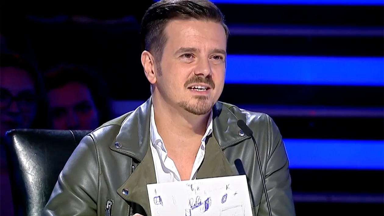 Am aflat ce scrie, de fapt, Mihai Petre pe foaia lui în timp ce jurizează Românii au Talent. Prima imagine cu hârtia juratului Pro TV