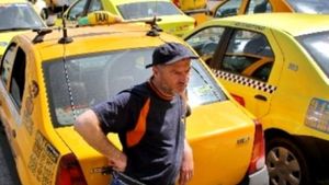 Taximetrist din Botoșani, agresat în plină stradă de un client. Bărbatul l-a lovit și i-a distrus mașina