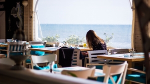 Cât a scos din buzunar o turistă pentru o porție de mămăliguță la Eforie Nord. A încremenit când a văzut nota de plată