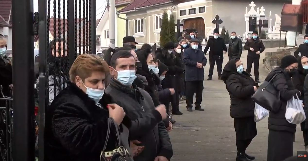 Imagini copleșitoare de la înmormântarea lui Dumitru Stroie. Ce mesaj au scris părinții cântărețului pe coroana de flori | FOTO & VIDEO