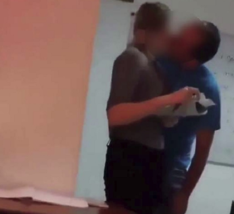 Noi imagini cu eleva și profesorul care se sărutau în clasă: ”Ea era întinsă pe catedră, cu picioarele în sus şi el era peste ea”