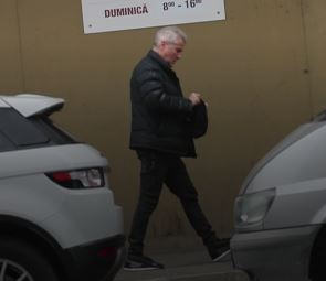 Artisul se pregătește să-și pună un fes pe cap