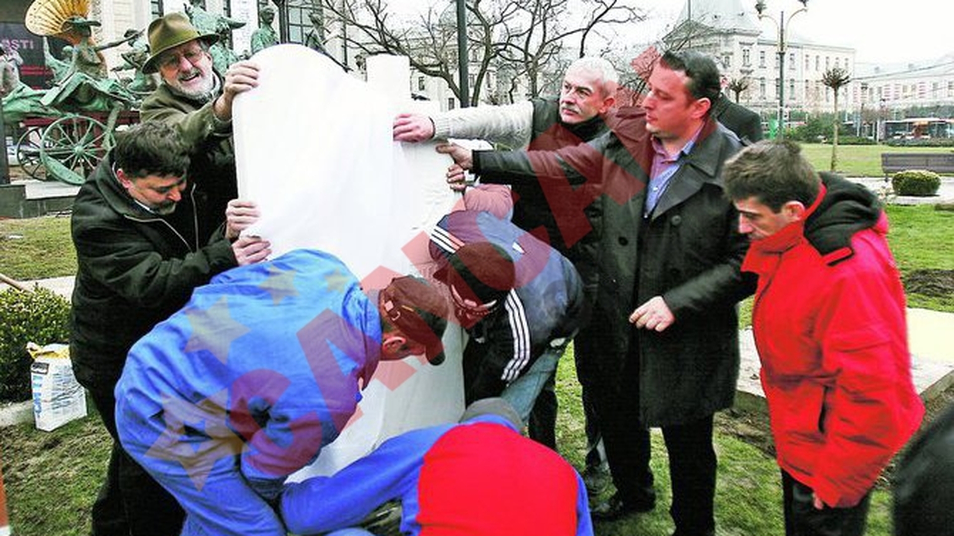 Ii ridica statuie in Piata Universitatii