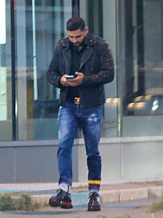 Fane Văncică își verifică telefonul (Foto: CANCAN.RO)