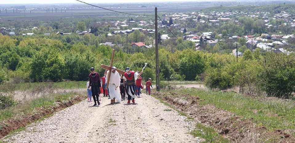 Tinerii au refăcut Drumul Crucii la Gura Ocniţei