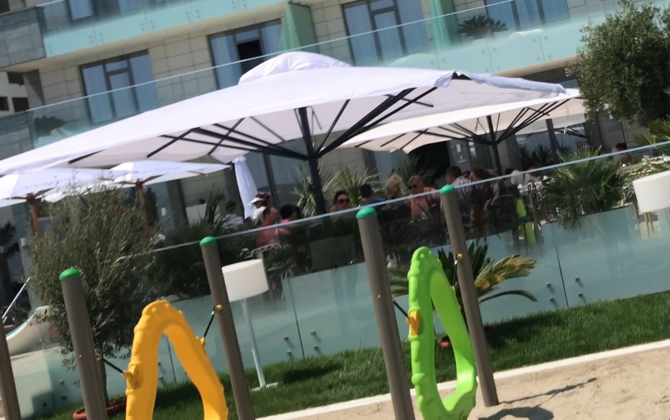 Ilie Năstase și Ioana Simion, alături de câțiva prieteni pe terasa unui luxos hotel din Mamaia