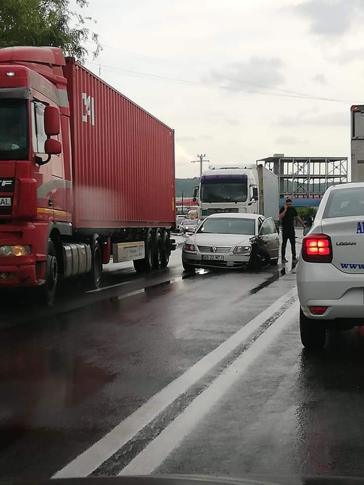 Mai multe vehicule au fost avariate în urma impactului violent