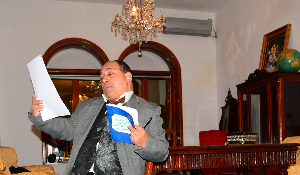 Gigel Frone, cu un dosar în mână, probabil după un "spich"