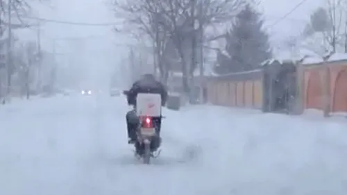 Ce s-a intamplat cu un postas pe COD PORTOCALIU in Bucuresti! S-a urcat pe scuter cu scrisorile in geanta si...