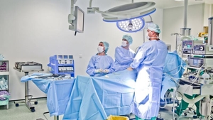Fetiţă bolnavă de cancer, operată cu ordin judecătoresc. De ce refuză părinţii intervenţiile
