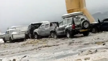 Peste 50 de masini au ajuns in apa dupa ce vaporul care le transporta a intrat intr-o furtuna!