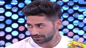 Connect-R a tatuat o blonda aproape dezbracata in direct! Vezi ce i-a desenat tinerei pe piele