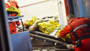 Caz revoltător la Ploiești! Un bărbat a murit la spital, după ce a fost scăpat în cap de pe targă
