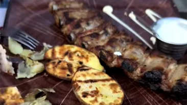 Nu e banc! Cât a plătit un turist pentru un cartof și jumătate, într-un restaurant din Poiana Brașov