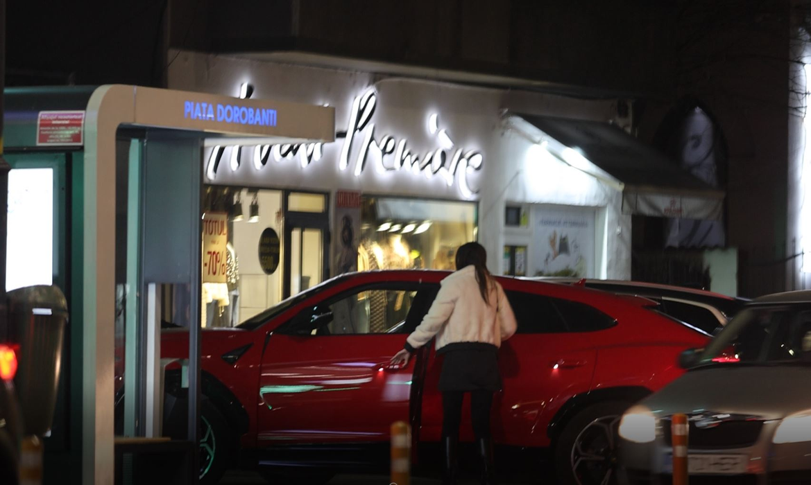 Discreții milionari pleacă din fața restaurantului cu un Lamborghini Urus (Foto: CANCAN.RO)