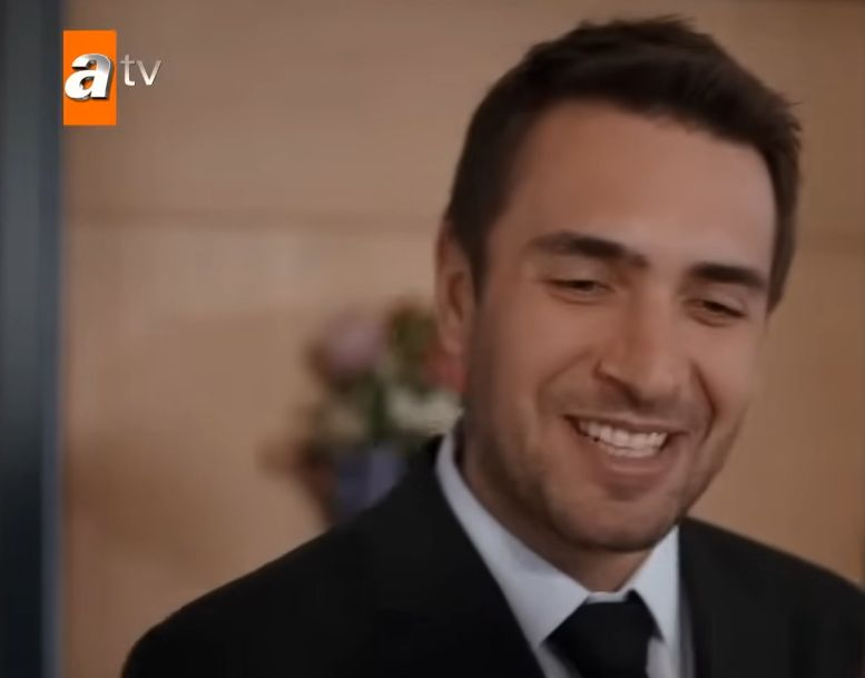 FOTO / Drama prin care a trecut un cunoscut actor turc. Și-a pierdut părinții când avea doar 16 ani
