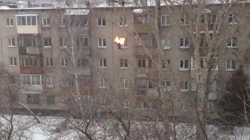 Metoda inedita de distractie! Vezi ce pateste un tanar dupa ce isi da foc si se arunca de pe un bloc!