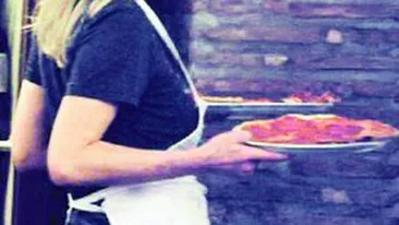 A dat stralucirea de pe covorul rosu pe bucatarie! Pizzareasa Sharon Stone