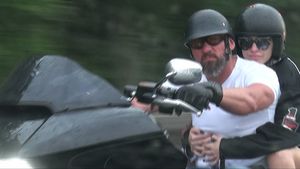 SUPER-IMAGINI cu ”Arnold” şi iubita lui. S-au ”dat” cu motorul prin ploaie!