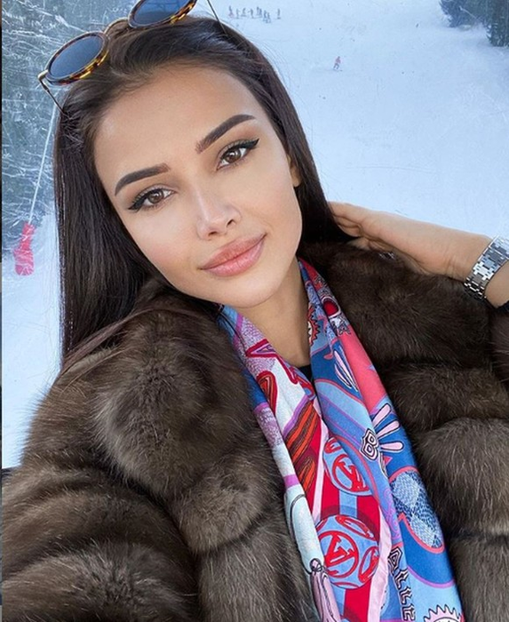 A dat lovitura! Are doar 19 ani și câștigă 40.000 de dolari pe săptămână! Ce face această brunetă pentru un prinț arab