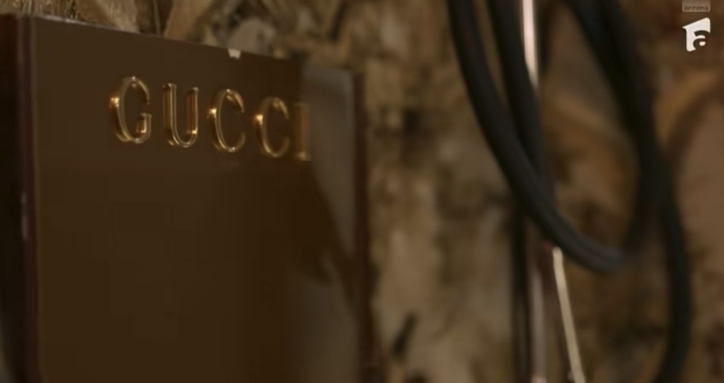 Cum arată casa în care locuiește Prințul Marco la Roma. Ceas Rolex în perete, tapet Gucci și perne Hermès