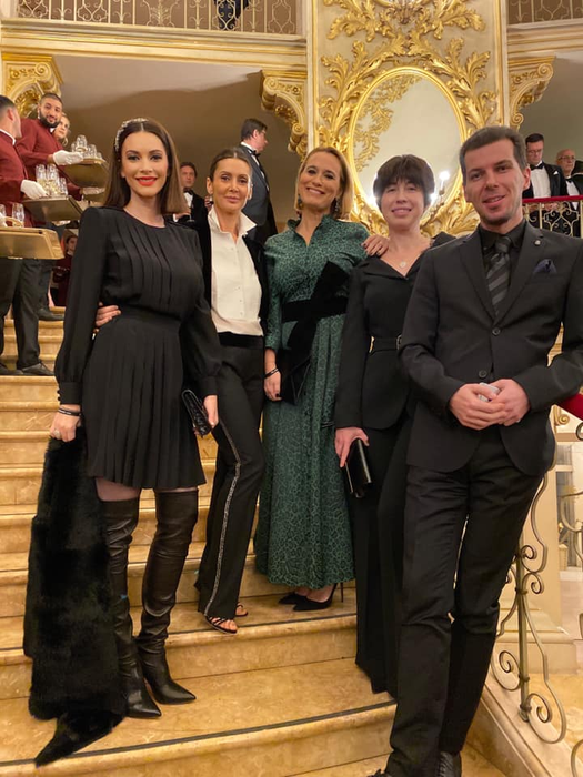 Andreea Berecleanu a pozat goală în cadă. Imaginea cu prezentatoarea Observatorului, pusă sub lupă de cârcotași