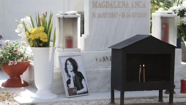 Vezi ce se intampla in aceste momente la mormantul Madalinei Manole!