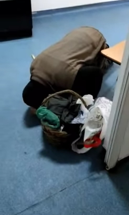 Bătrânul îngenuncheat pe holurile spitalului