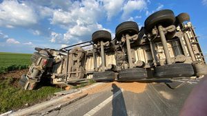 Impact violent în Teleorman! Un tir cu cereale s-a izbit de un autoturism și s-a răsturnat