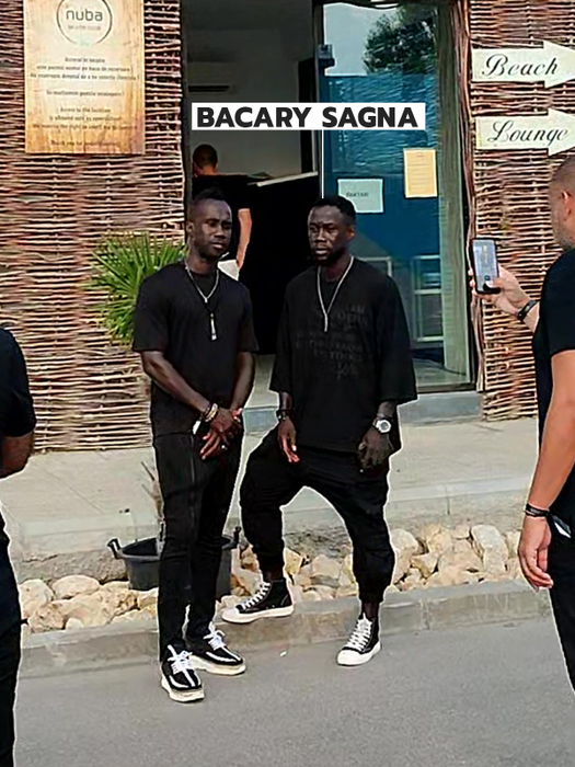 Bacary Sagna, la poze cu un fan (Foto: CANCAN.RO)
