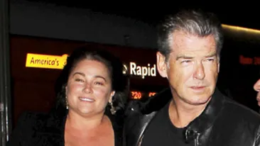 O iubeste, desi nu e deloc croita dupa calapodul divelor din showbiz! Pierce Brosnan, cu nevasta la concert