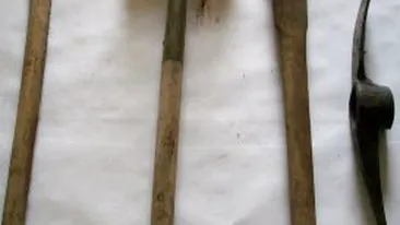 Politisti aflati in misiune, atacati cu un topor si o lopata!