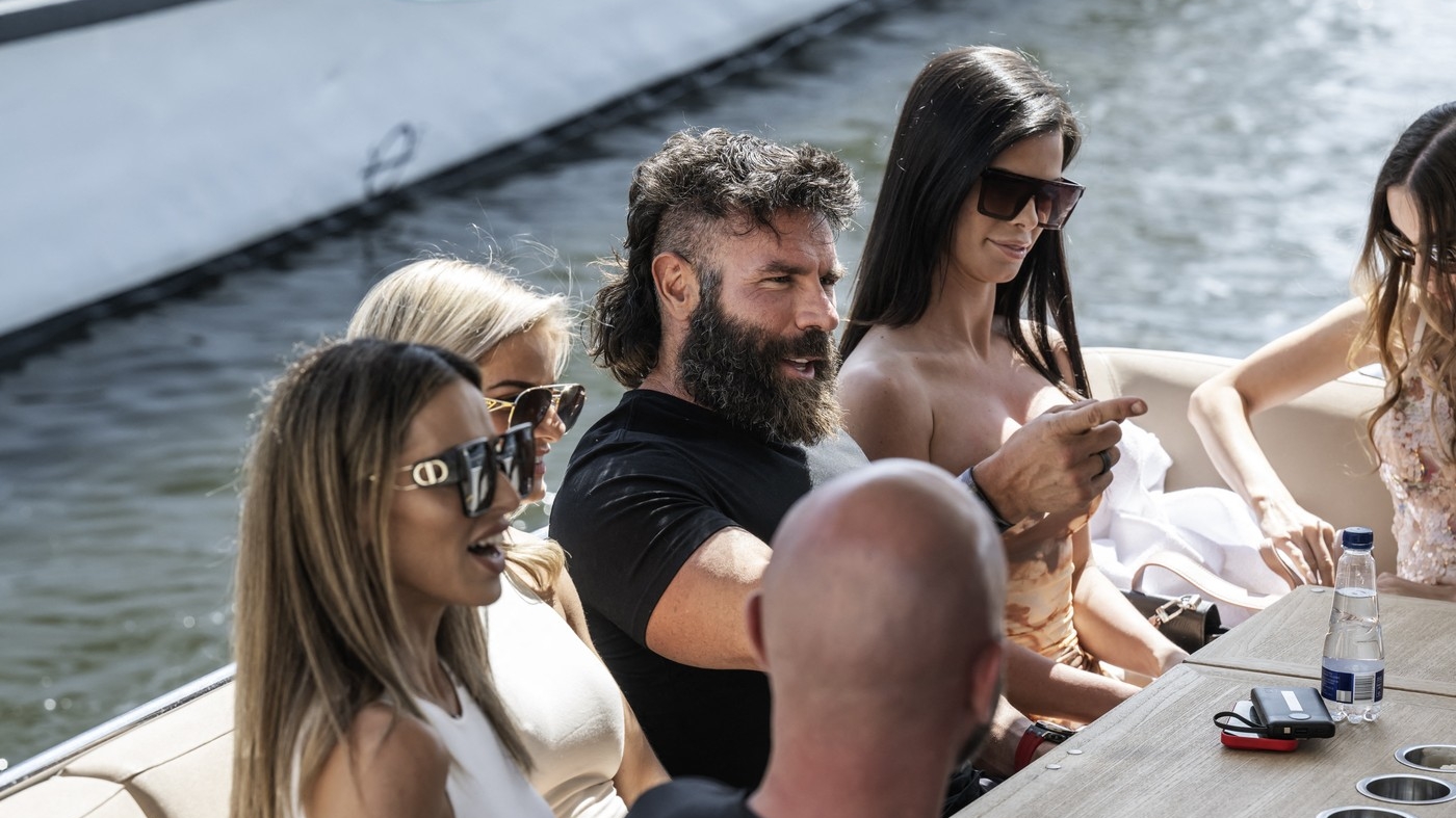 Ce chirie colosală plătește Dan Bilzerian pentru conacul din Los Angeles în care organizează petreceri. De unde provin banii