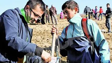 Un proiect cu un puternic mesaj educativ si ecologist. 20.000 de copii din Bacau au cate un pom in livada scolii