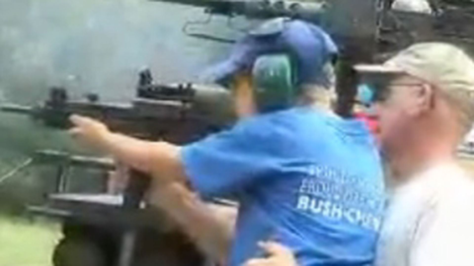 VIDEO: Americanii au luat-o razna! Isi duc copiii la poligon, sa traga cu arma de mici