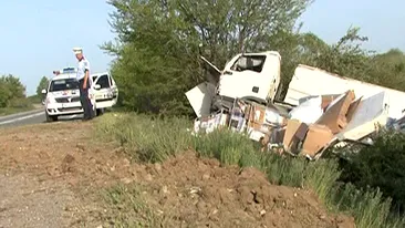 Accident teribil în Gorj! Mai multe persoane rănite după ce o camionetă cu 20 de oameni s-a răsturnat într-o râpă