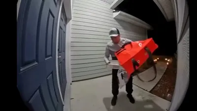 Ce a făcut acest livrator, după ce a scăpat pe jos caserola cu aripioare de pui. Imagini surprinse cu camera de supraveghere