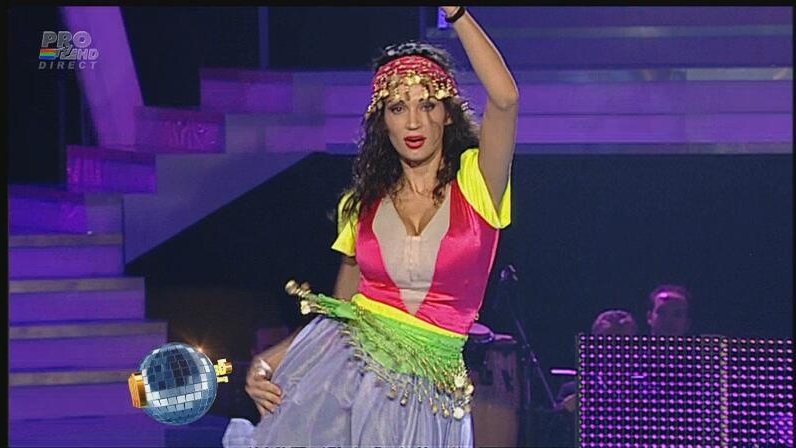 Nicoleta Luciu, o ţigancă adevărată! Uite cum şi-a ridicat poalele-n cap, mai ceva ca-n şatră!