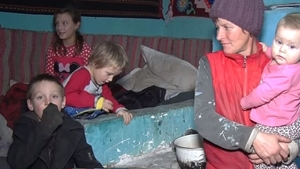 Ți se rupe inima! O familie cu 10 copii își duce traiul de pe o zi pe alta! Are nevoie de pat, pături, perne și… VIDEO