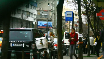 S-a saturat de branduri si fite? Cristina Rus a suspinat dupa tenisii rosii ai unei adolescente