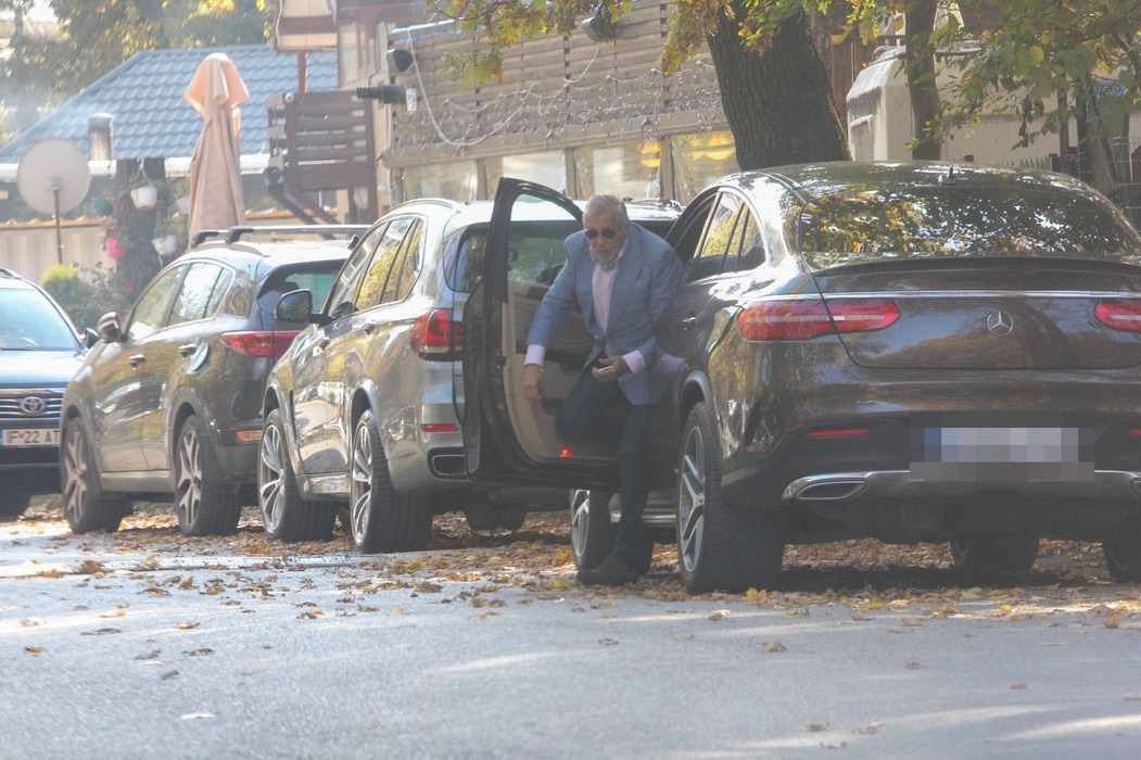 Ilie Năstase a ajuns la destinație și va așeza, în scurt timp, la masă, pe terasă