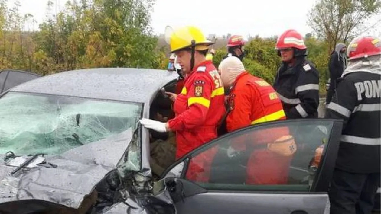 Accident în Bacău, între o mașină și un microbuz. 16 persoane la spital