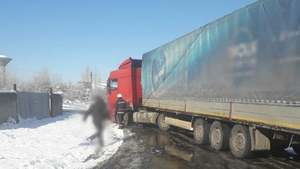 VIDEO. Alertă în Titu, după ce un TIR a lovit o conductă de gaze. 55 de oameni au fost evacuați. Pompierii au izolat zona, traficul a fost deviat