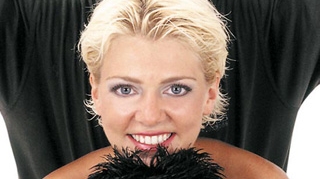 Dana Nalbaru a marcat a zecea schimbare de look: s-a facut portocalie! Vezi aici toate "incercarile" prin care a trecut parul ei din 2003 incoace