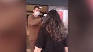 O femeie a făcut scandal la intrarea în magazin după ce i s-a cerut să fie scanată! Dialogul este uluitor