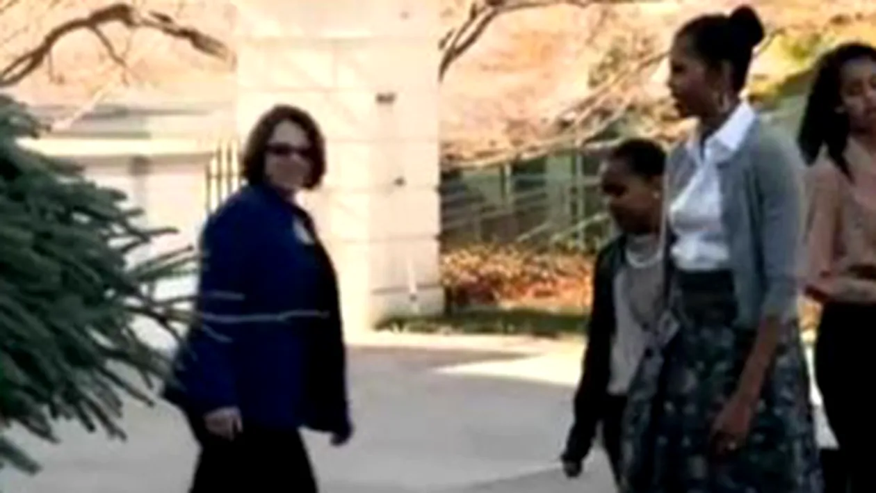VIDEO Familia Obama a intampinat bradul de sase metri care va fi impodobit pentru Craciun!